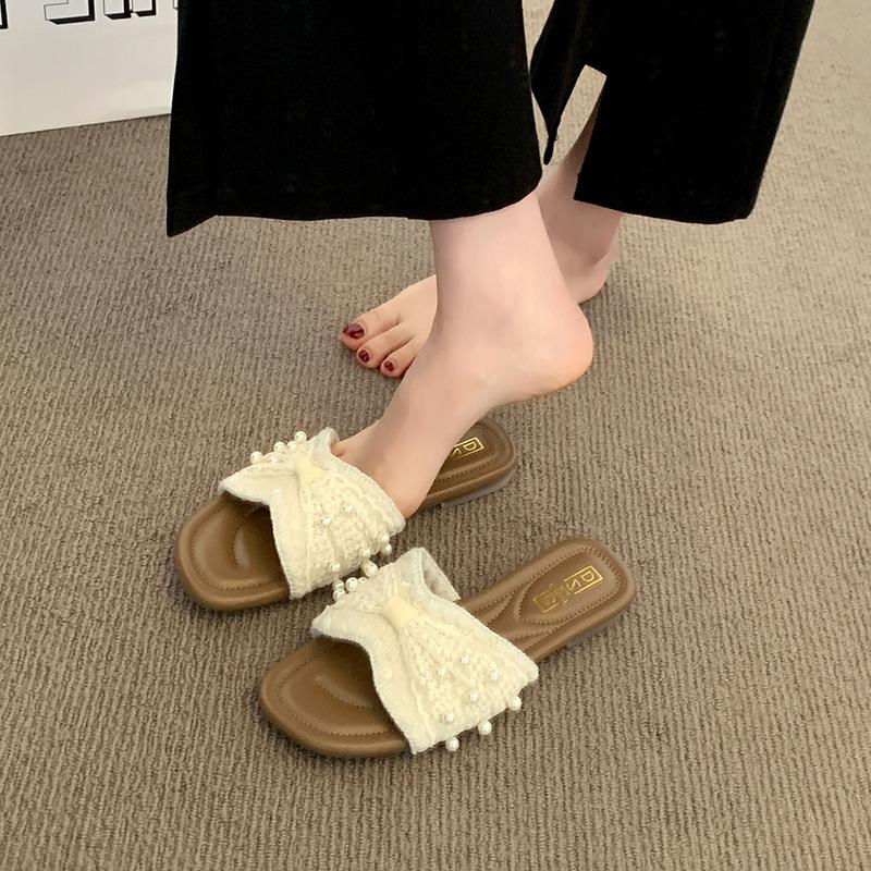 2025 neue Trage flache Strand Ein-Wort-Sandalen Mode mit Rock Internet-Berühmtheit kleiner Duftwind Perlen-Slipper Damen Sommer