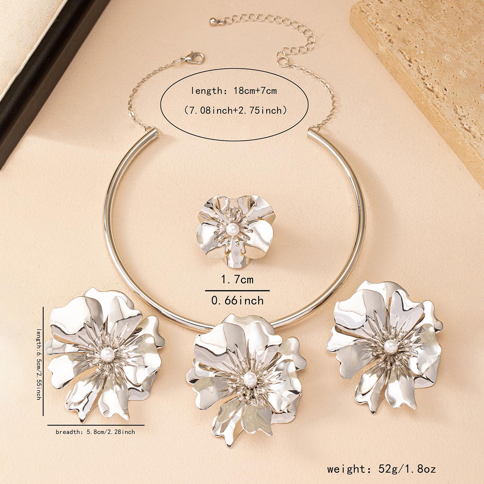 

Элегантный серебристый чокер с цветком и жемчугом и набор кольцо-серьги-пусеты