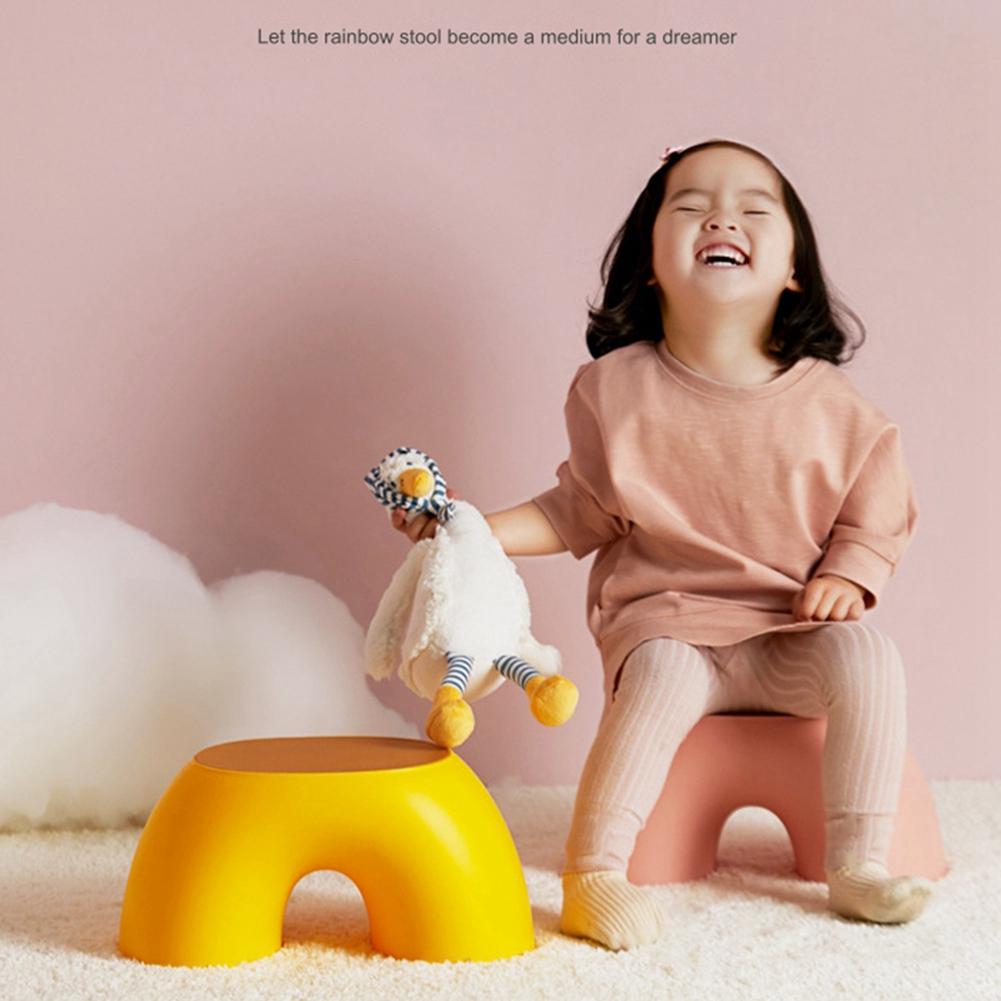 Guter Hocker Regenbogenform Fußhocker Kinder Tritthocker Sitz für Wohnzimmer Innenmöbel Kinderhocker