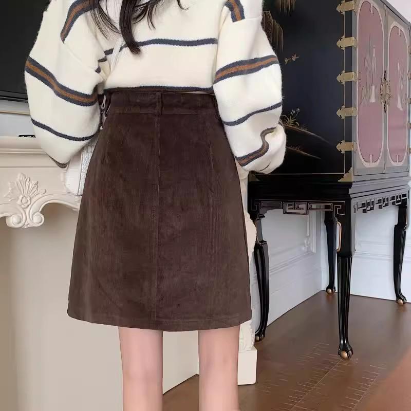 Plus Size Coffee Corduroy A-line Midi Skirt with Side Slits - Retro Hip-Covering Bodycon for Autumn/Winter