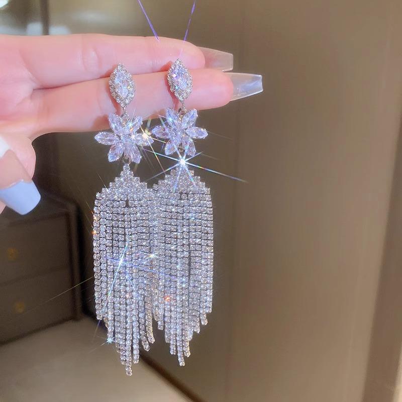 Exaggerated Tassel Earrings: Fashionable  Elegant  Long High-end  and Luxuriously Chic
