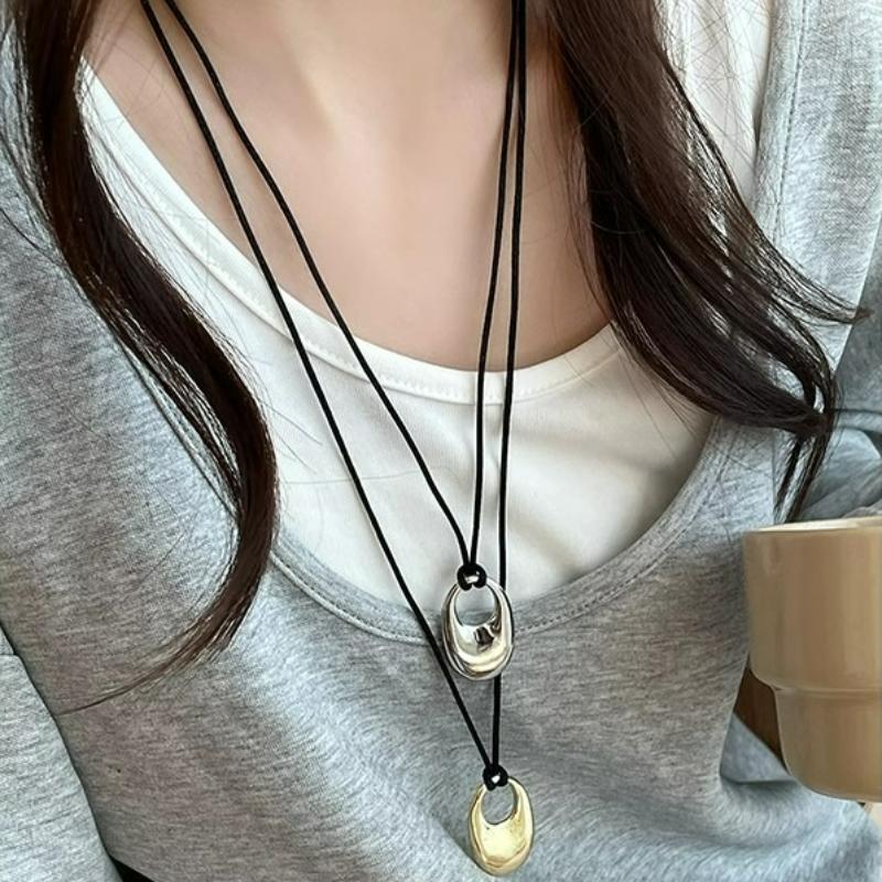 Collier Corde Cuir Noir Minimaliste Femme Automne et Hiver Simple Mode Pendentif Métal Irrégulier Chaîne Pull Longue