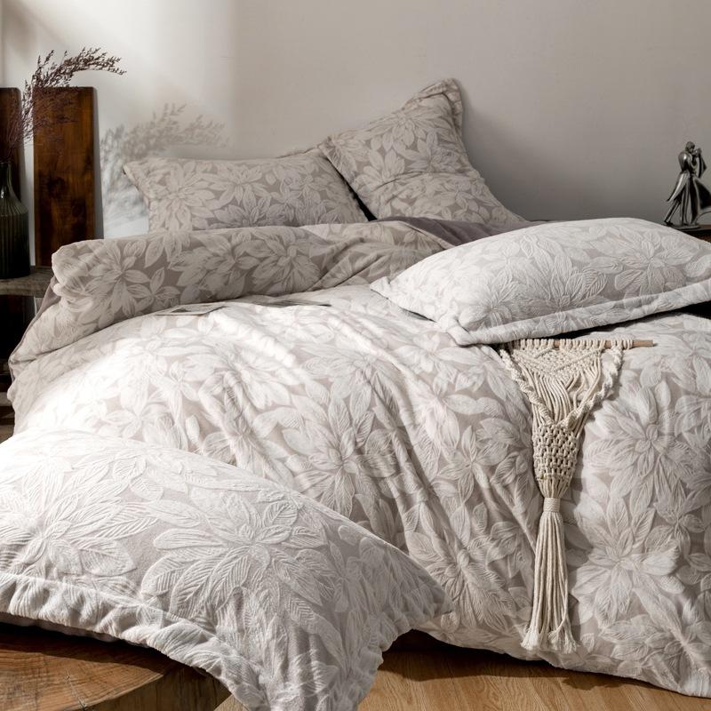 

Утолщенный резной молочный флисовый комплект из четырех предметов Двустороннее флисовое постельное белье Простыня Пододеяльник 1.5m bed