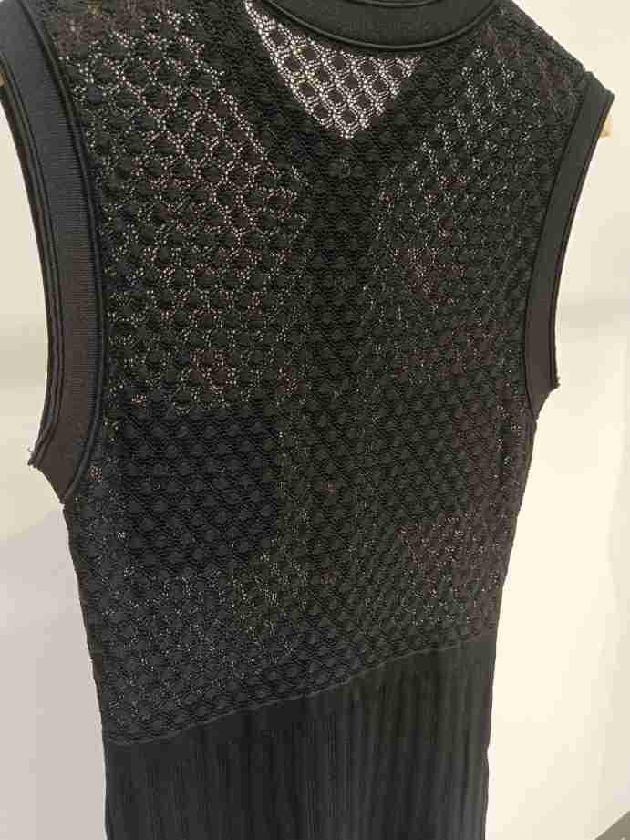 Bezrękawnikowa Sukienka w Stylu Light Luxury z Przerabianym Wzorem, Długa za Kolano, z Szerokim Rozkloszowaniem – Smukły, Elegancki Styl Damski