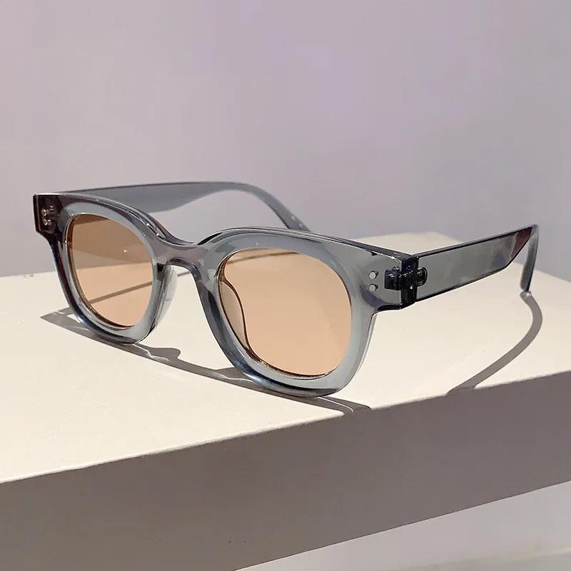 Vintage Trendy Square Sunglasses Women For Men Luxury Brand Designer Sun Glasses Punk Popular Classic Rivet Outdoor Shades