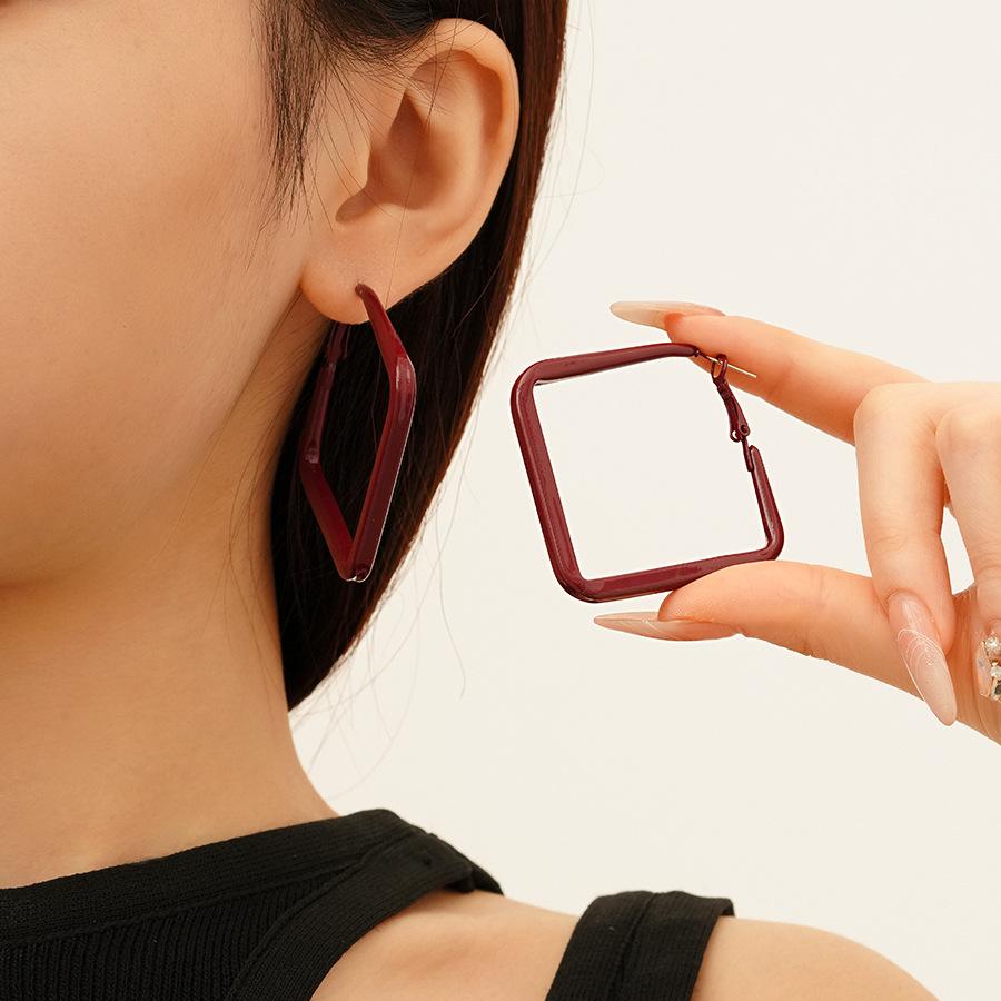 Retro Ankola Red Heart Flower Geometric Silver Needle Earrings - Simple, High-End Autumn/Winter Accessory for Women