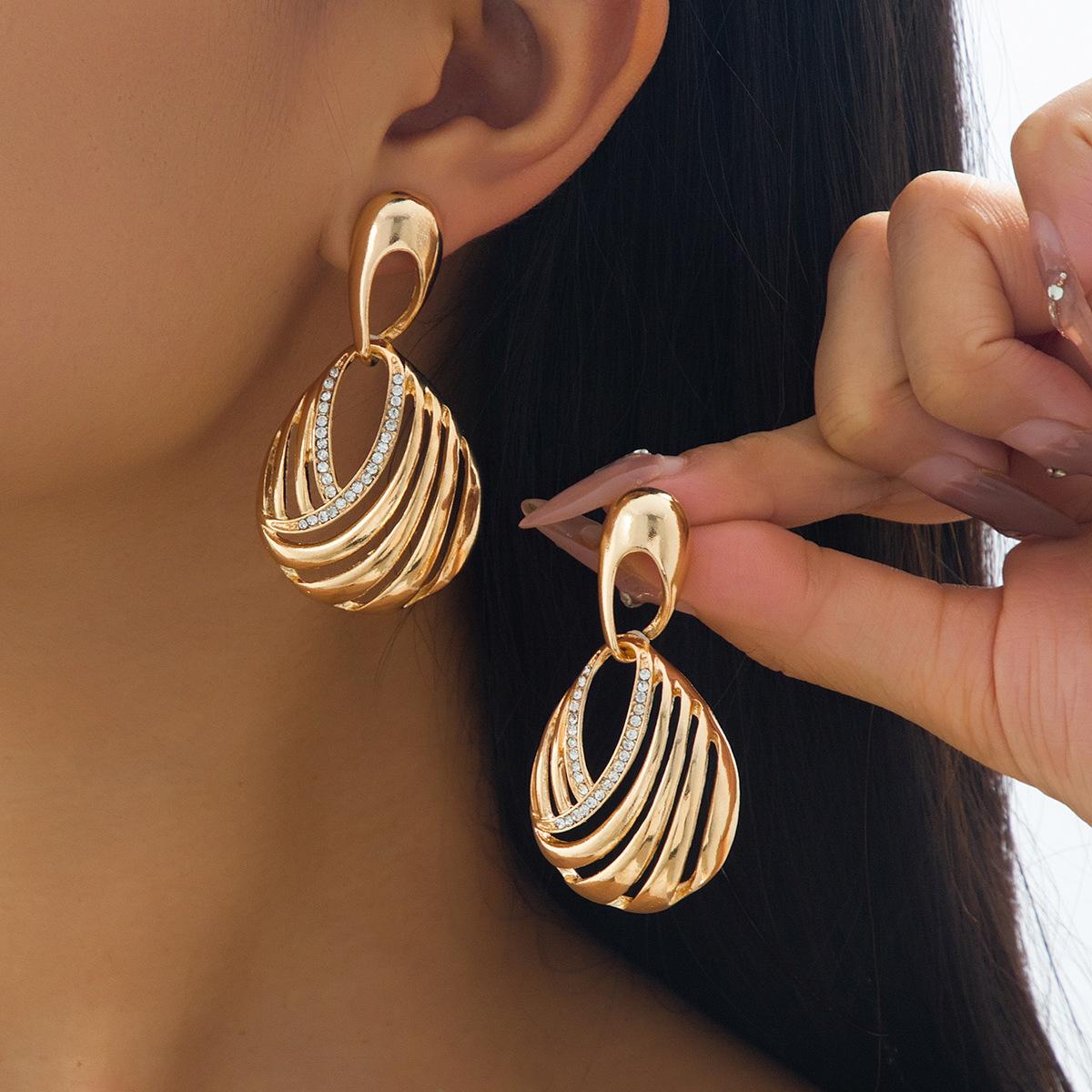 

Модные серьги-подвески для женщин золотой