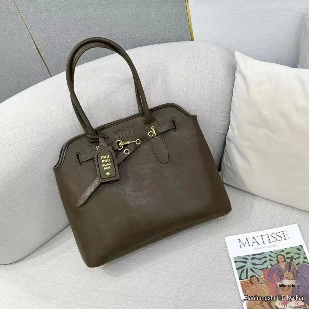 Miu's 2025 Retro Large-Capacity Shell Handbag: Fashionable, Versatile Tote & Briefcase