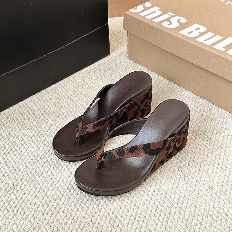 Round head slope heel pinch foot women's flip-flops 2025 summer new casual outer wear fashionable versatile temperament cool slippers