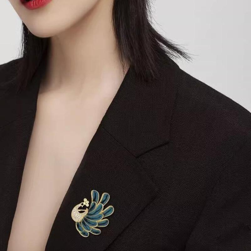 Colorful Retro Peacock Brooch Creative Animal Pin Dazzling Unique Jewelry Accessories Party Daily Decoration Gift