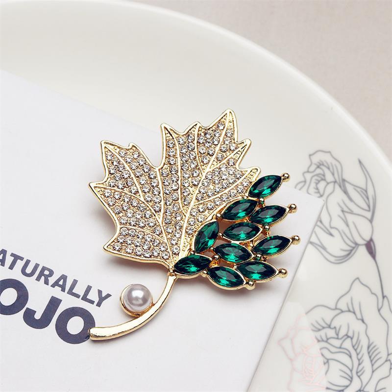 Pearl Alloy Maple Leaf Brooch Chic Pin Women Men Clothing Accessory Jewelry Suit Lapel Corsage  Year Gift