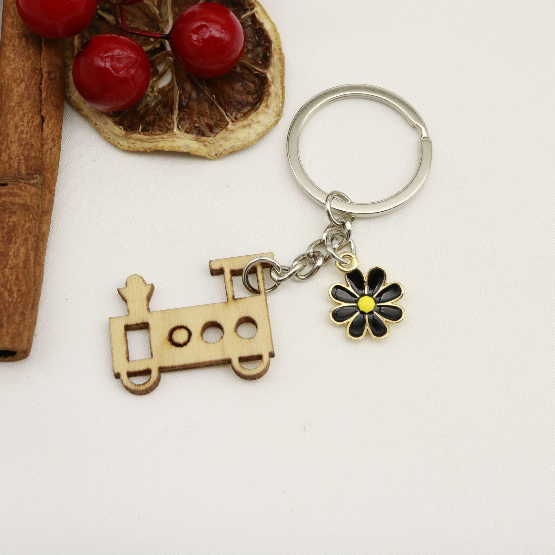 Cross-Border Graffiti Wooden Keychain Gift: Creative Small Pendant with Mother Lettering