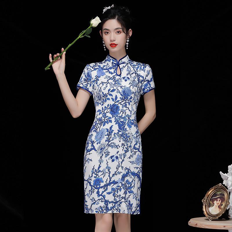 Cheongsam-Kleid mit chinesischem Tusche-Druck