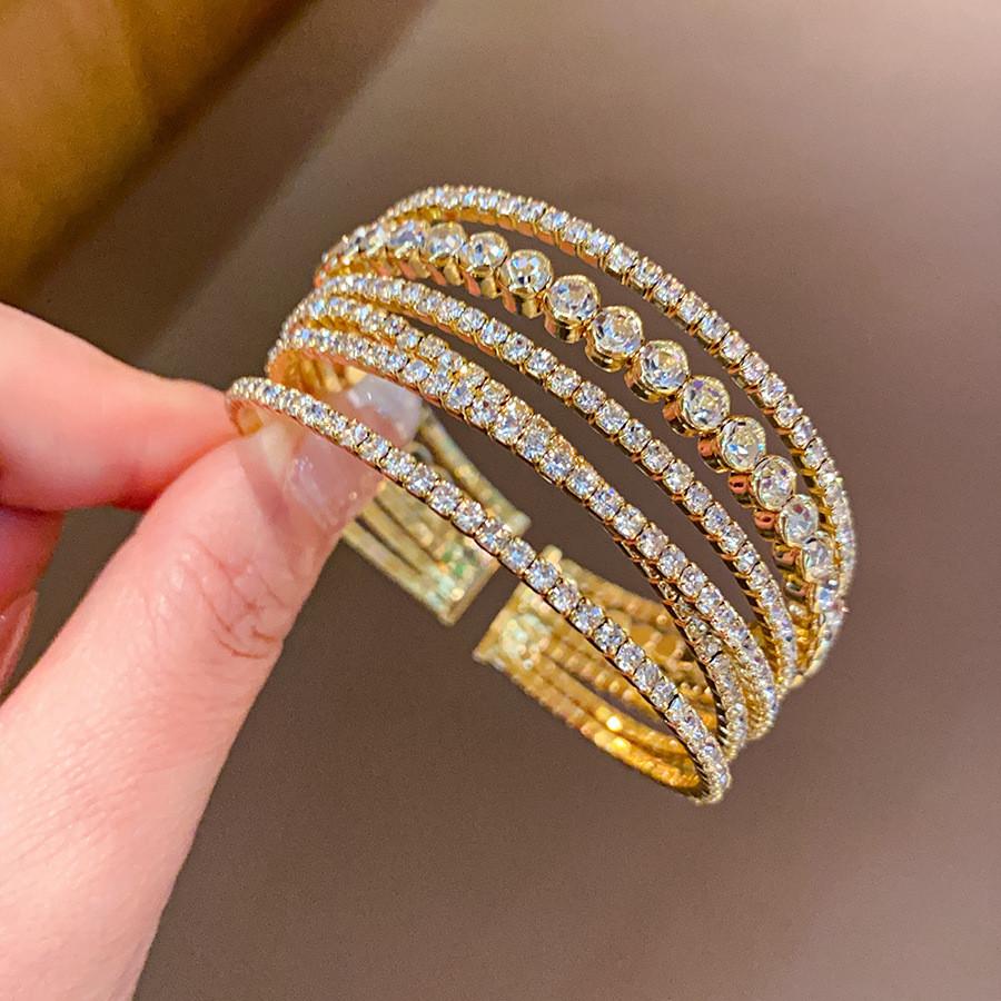 Elegant Copper Plastic Hand Bracelet With Zirconia For Trendy Casual Outfits золотой