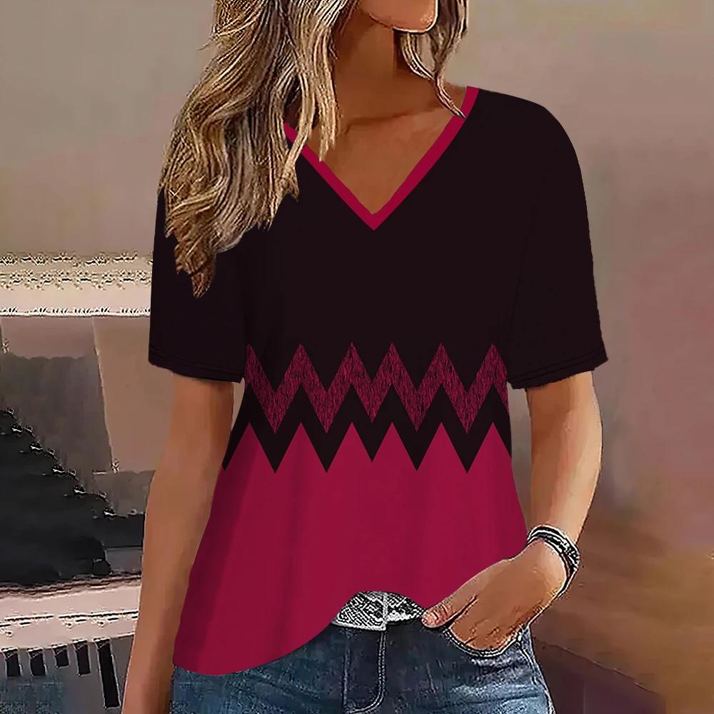 Elegant vacation abstract painting color blocks combined with geometric grid patterns. Full-body printed with breathable V-neck short-sleeved T-shirt.