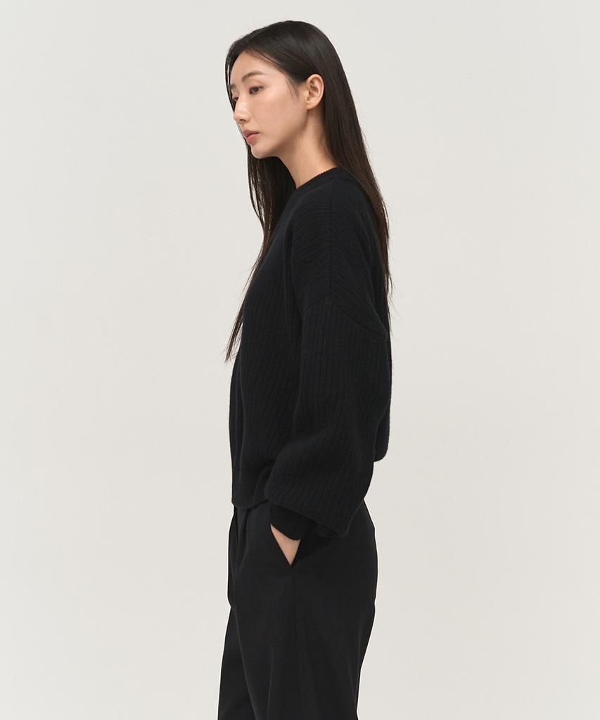 Leopeusaideuhwaiteulabel Classic Crewneck Knit Black