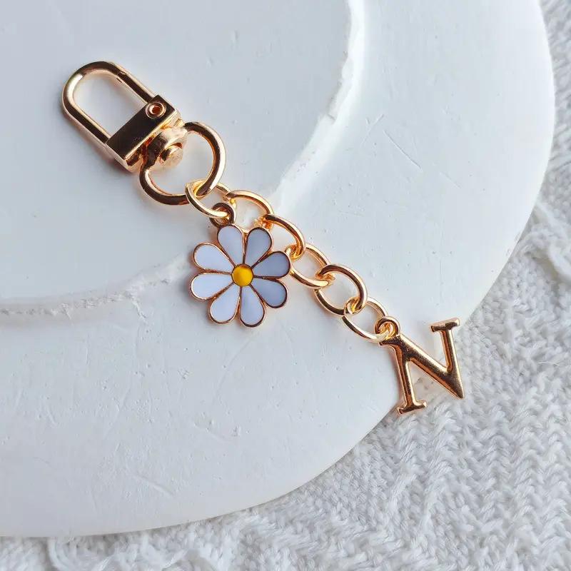 Metal Daisy Letter Keychain Fashion A-Z 26 Letters Keyring Charms Mobile Phone Key Holders Bag Pendant Accessories Couple Gift