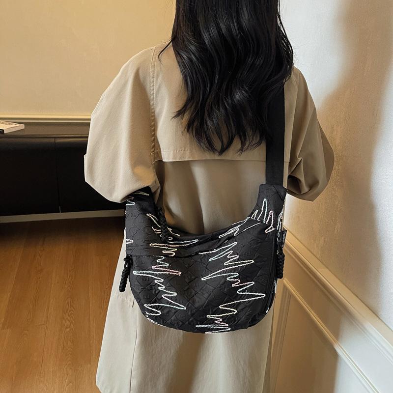 Today's popular large-capacity color thread cloth bags, wide shoulder straps, messenger bags, trendy versatile dumpling bags, women's bags.