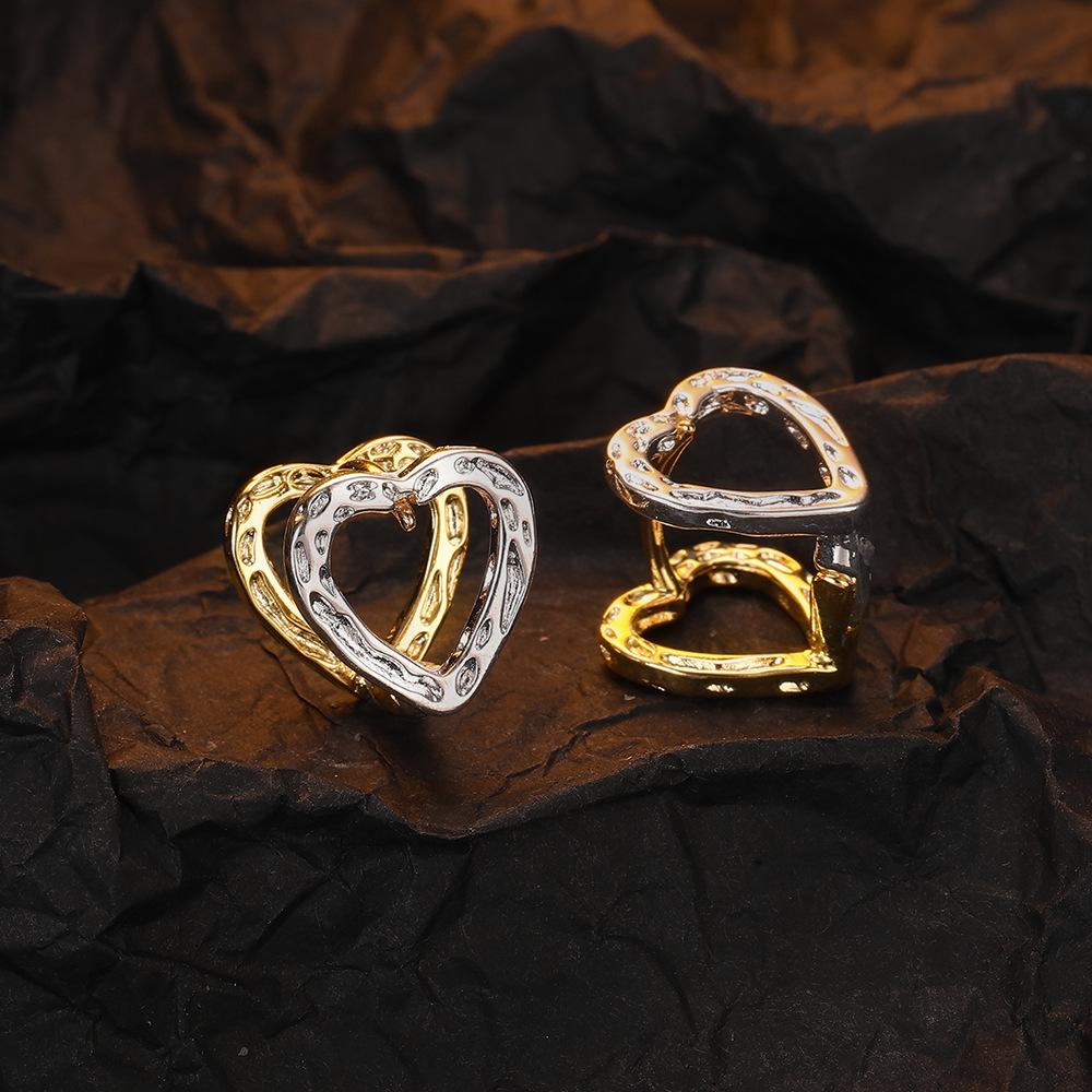 2026 Texture Gold and Silver Contrasting Colors Fashionable Love Ear Buckle Style Simple Fashionable Personalized Earrings