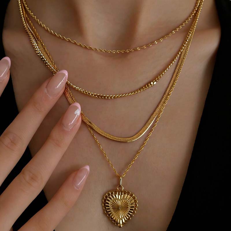 17KM 4pcs Fashion Gold Color Multi Layer Heart Pendant Necklaces for Women Exaggerated Metal Snake Bone Chain Necklaces Jewelry Set