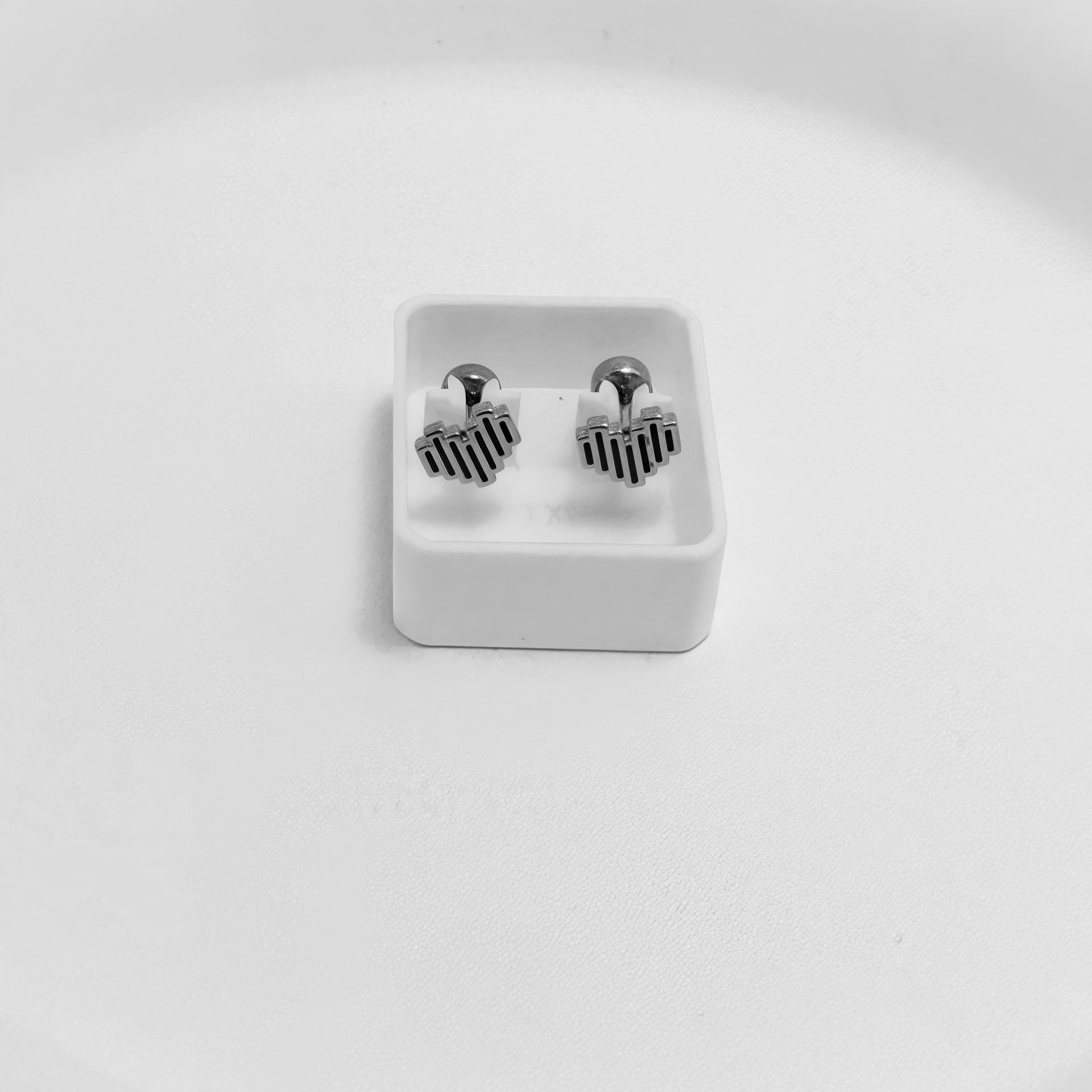 

Изысканные корейские серьги-пусеты в форме сердца: Красочный нишевый дизайн любви для женщин