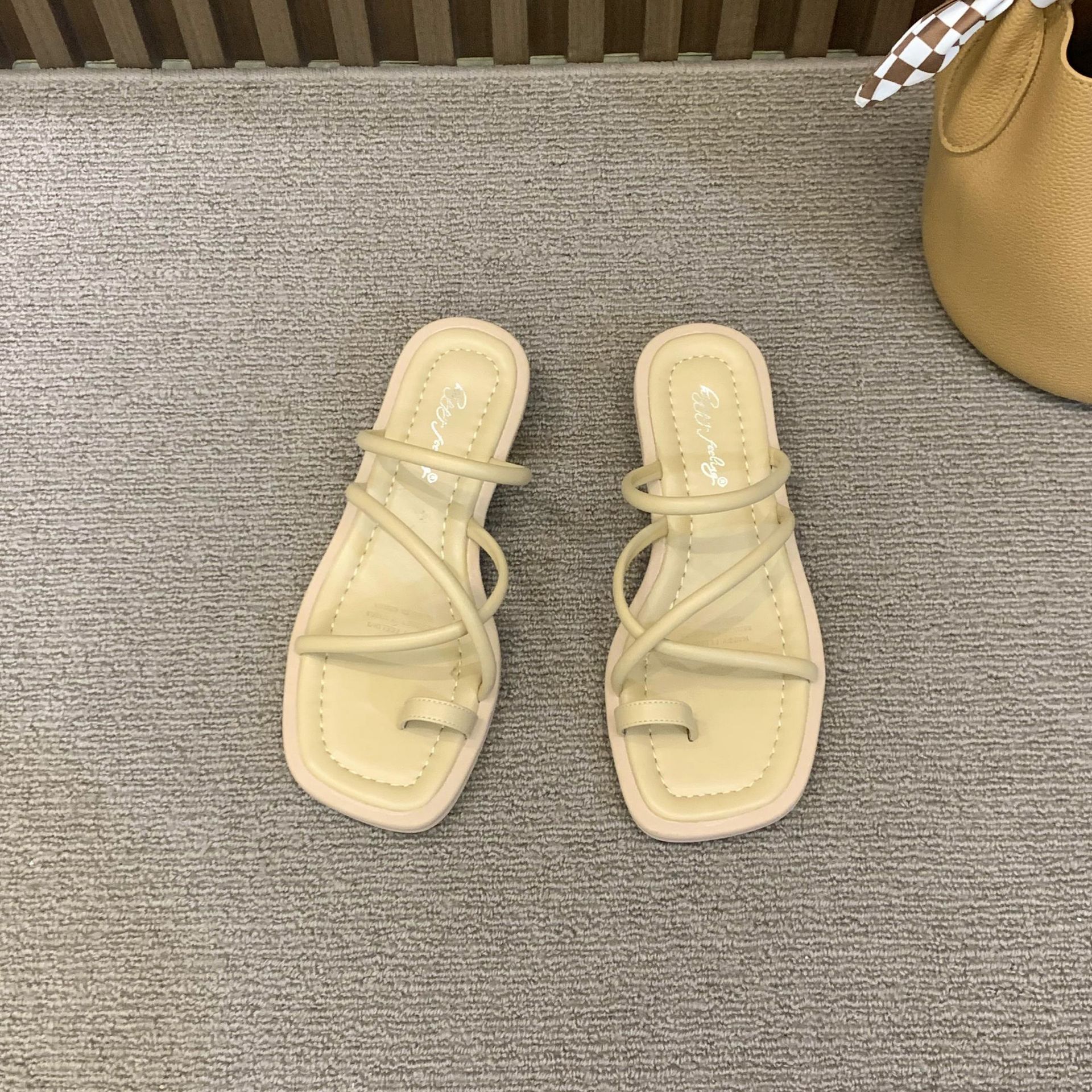 Корейская версия черных женских сандалий на низком каблуке для лета. Два тапочка Design Sense для верхней одежды. Модные сандалии для верхней одежды. 35 абрикосовый