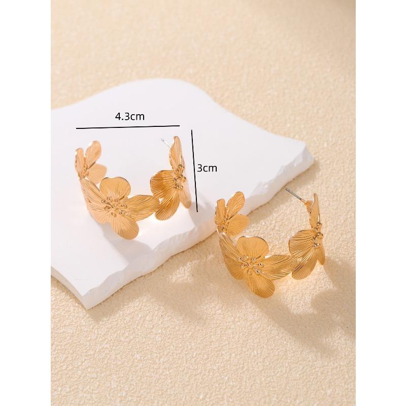 Exaggerated Geometric-shaped Metal Earrings with A Fashionable Retro Vibe, Cool Style, and Pearl Accessories.