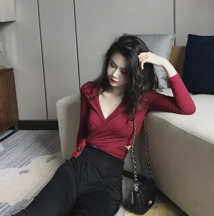 Dámský šněrovací top s výstřihem do V, slim fit, s dlouhým rukávem a odhaleným břichem