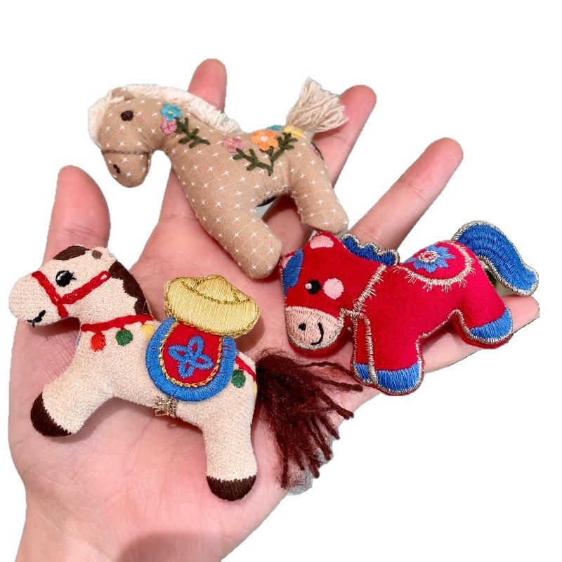 Charming Cloth Horse Brooch for Women - Perfect for Coats & Scarves, Stylish Decorative Pin, Unique Design Accessory.