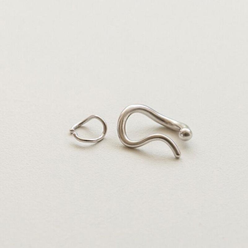 French Retro Twisted Metal Ear Cuff: Versatile Korean Style Ear Clip for Women, No Piercing Required, Elegant Temperament Ear Jewelry.