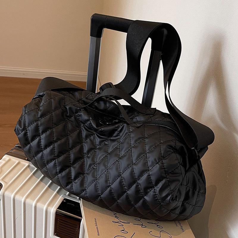 Large capacity fashion diamond messenger bag women's 2025 new trend travel personality foreign style commuting portable shoulder bag