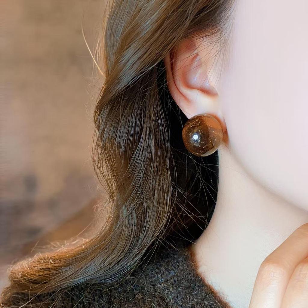 Retro Hong Kong Amber Round Earrings for Women, Unique Design, Elegant High-End Feel, Exaggerated Accessories.