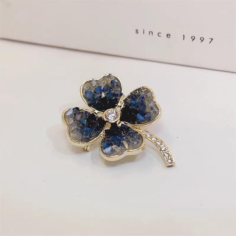 Moran Crystal Four-leaf Clover Brooch, High-end Female Niche Design Sense, Suit Corsage Accessories, Pin Imitation Light Buckle Tide