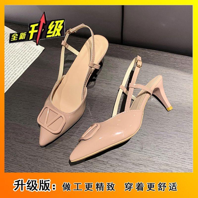 

После пустых кожаных остроконечных темпераментных одиночных туфель на высоком каблуке с высоким чувством 2025 года, летние лакированные французские нишевые сандалии с сумкой на голове для женщин 35