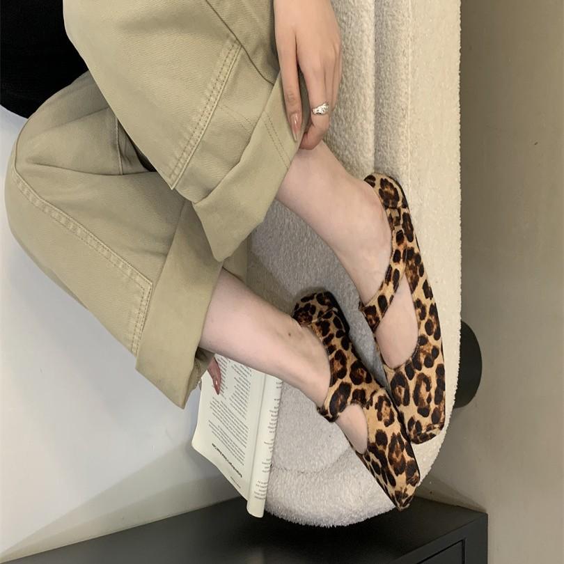 2025 new square head shallow mouth ballet shoes retro and old cross with pig nose thick heel Mary Jane single shoes women