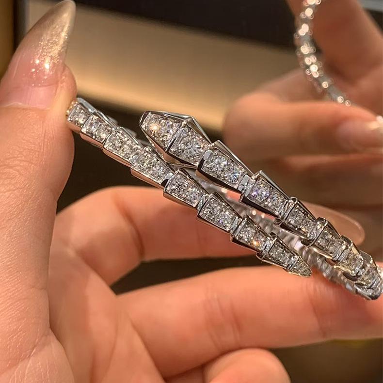 Luxuriöses 18 Karat Roségold-plattiertes Schlangenknochen-Armreif mit Diamanten für Damen