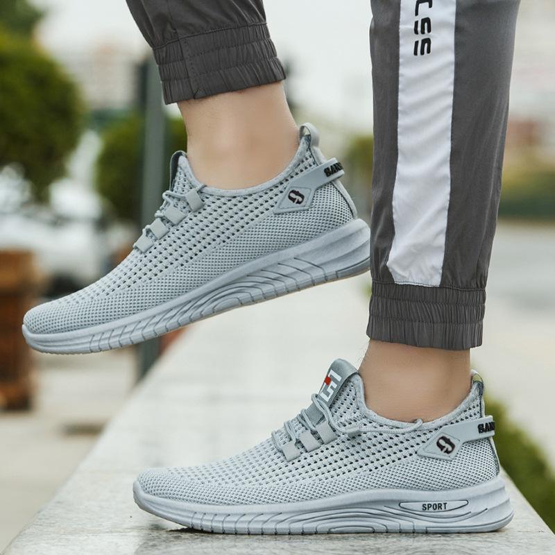 Oberfläche Atmungsaktive Freizeitschuhe Weiche Sohle Leichte Herrenschuhe Neue Sommer Hohle Herrenschuhe Mode Mesh-Schuhe