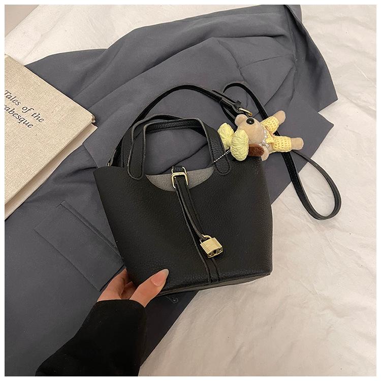 Today's Popular Bags Are Women's New Fashion and High-end Single Shoulder Messenger Bags, Portable Bucket Bags.