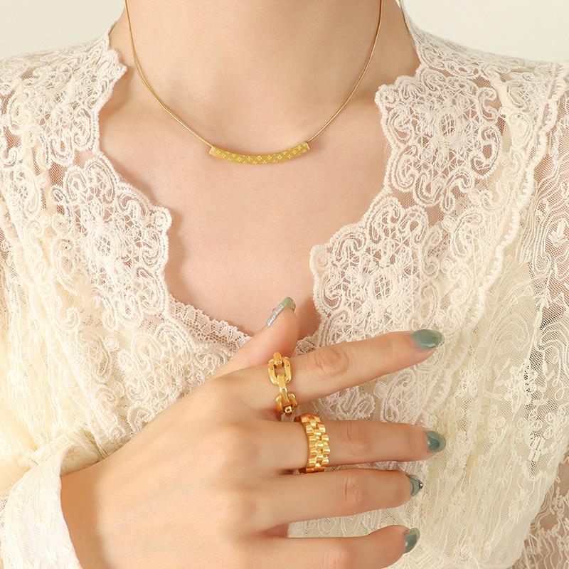 

Ожерелье с цветочным узором, длинное, с полым ключичным узором, из титановой стали, позолоченная квадратная цепочка в виде змеи P560