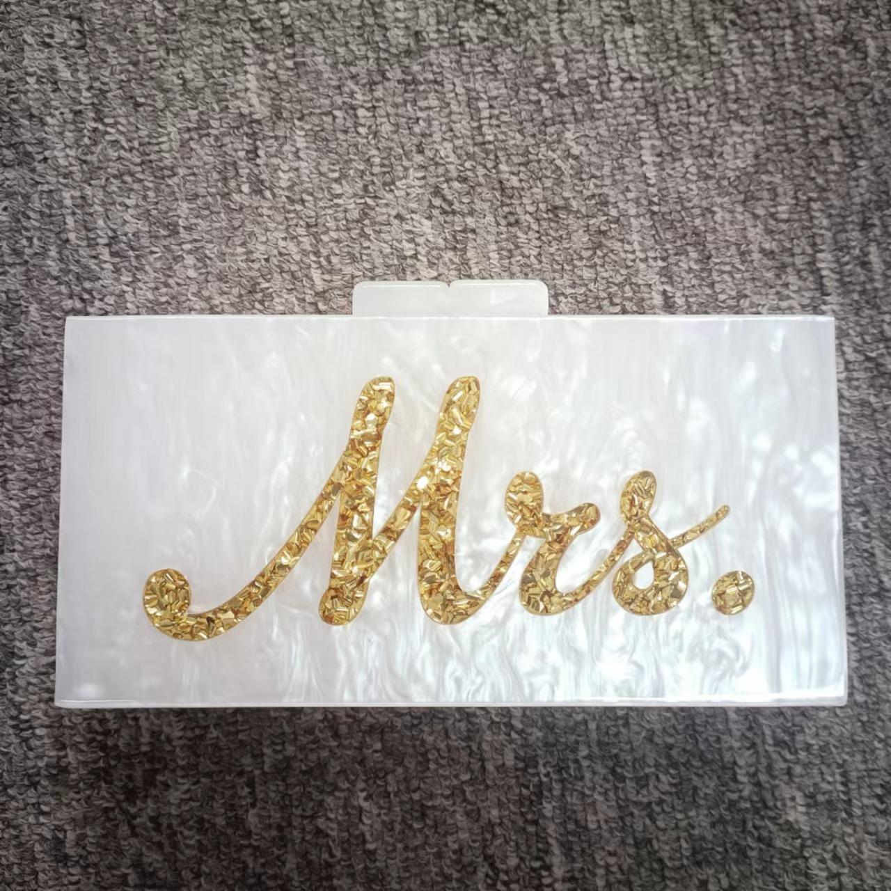 

Women S Fashion Hundred Tower White Pearlescent Letter Sequined Acrylic Clutch Bag Diagonal Span Banquet Exquisite Dress Bag