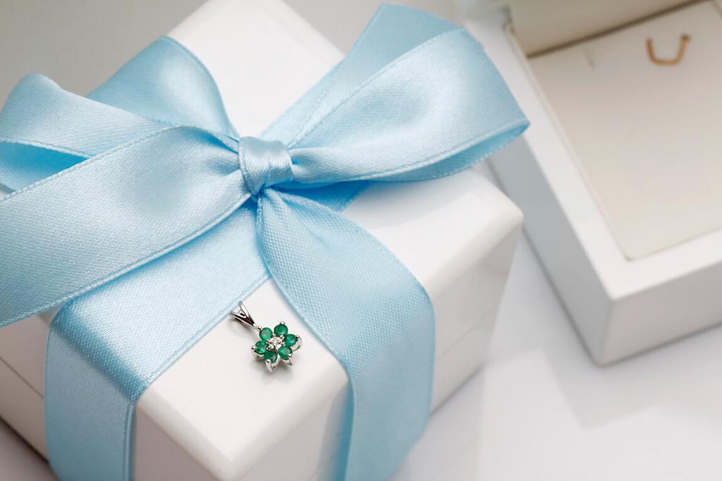 Beautiful White Gold Pendant with Diamond and Emeralds