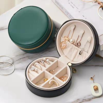 Personalisierte Tragbare Runde Schmuckaufbewahrungsbox Reise-Organizer Ohrringe Halskette Ring Schmuck-Organizer Displaybox