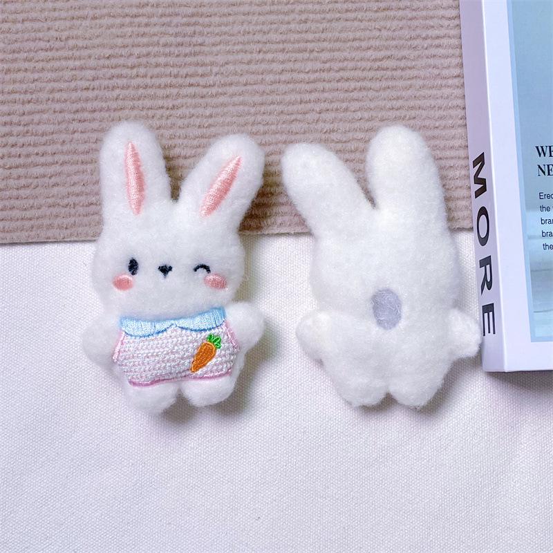 Entzückende Kaninchen-Plüschpuppe: Weich, Niedlich, Ganzkörper-Hasenmädchen Herz-Tasche Brosche Accessoire.