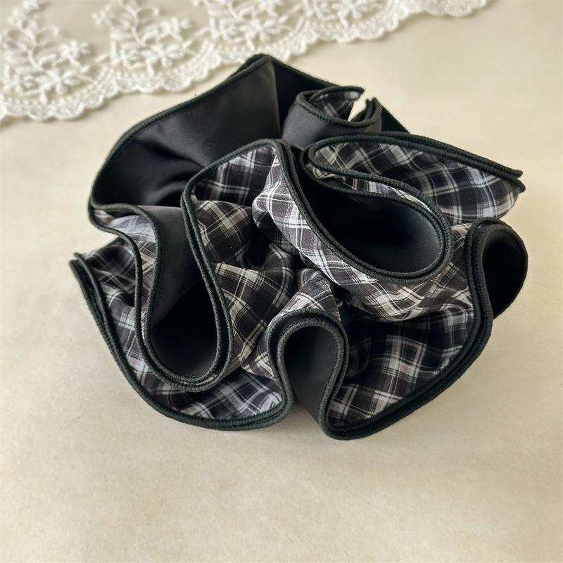 

Vintage Plaid Scrunchies Large Hair Tie for Women Aesthetic Casual Weekend Look Fashion Hair Accessory black