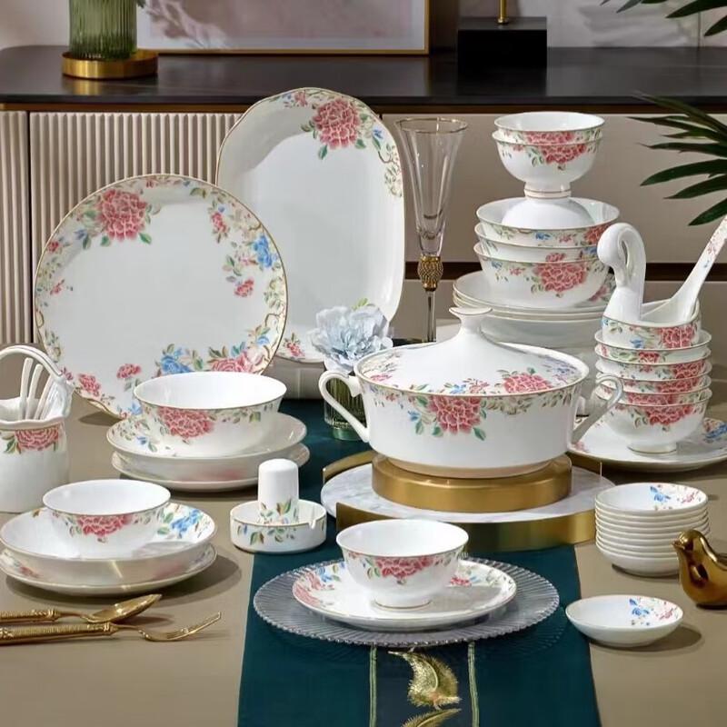 Фарфоровый столовый сервиз из 52 предметов