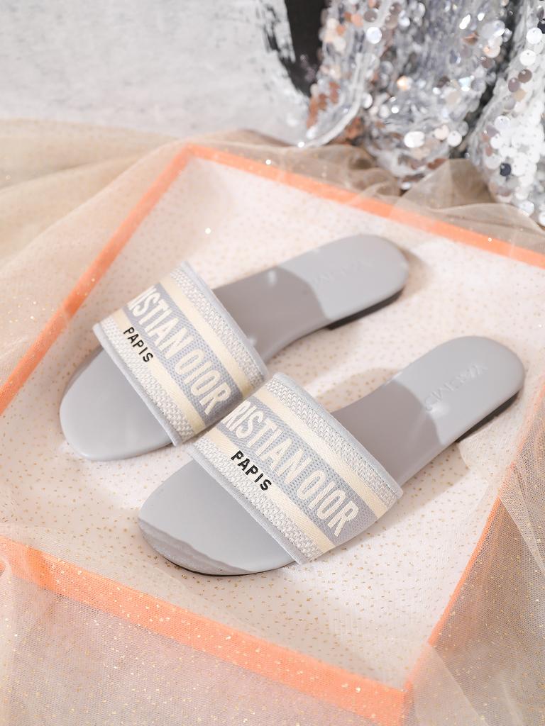 Pantofle Su Yinyin stejné místo 2025 nové temperamentní vyšívané pantofle dámské letní módní sandály venkovní dámská obuv