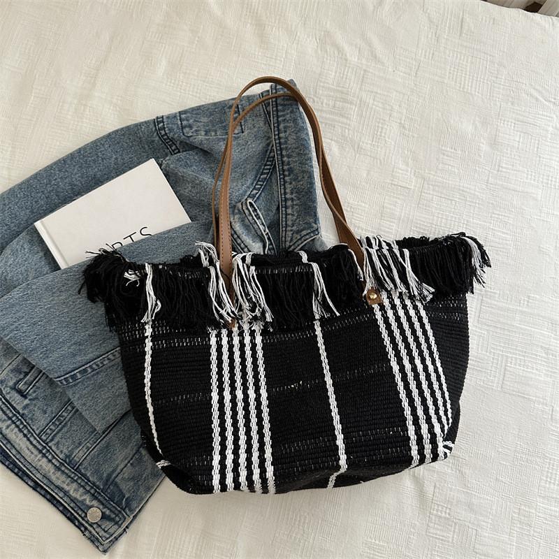 

Large Capacity Street Style Tote Bag In Various Colors With Trendy Fringes For Everyday Use Black