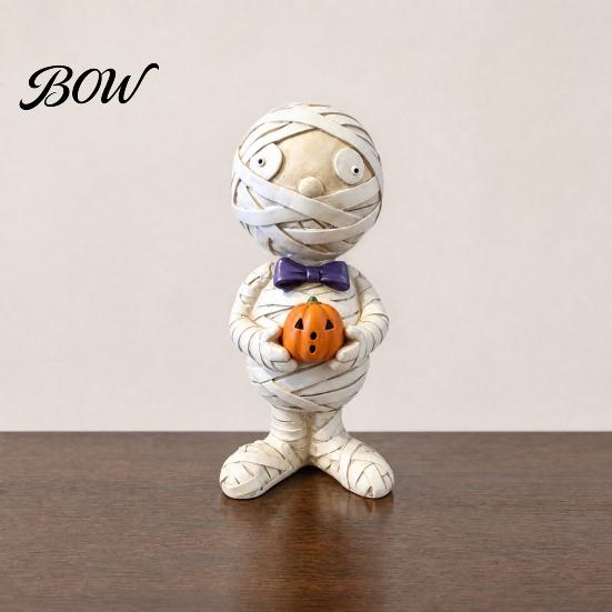 Desk Ornament Mummy Holding Pumpkin Halloween Decoration, Spooky Resin Figurine Decoration Desktop for Indoor Shelf, Tiered Tray Decor Zombie Model
