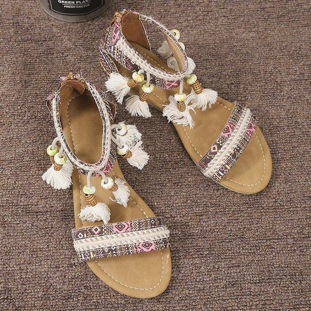 

Сандалии на танкетке. Женская обувь. Летние тренды. Модные римские сандалии с открытым носком и кисточками. Удобная повседневная пляжная обувь на каблуке. 43 шоколадный