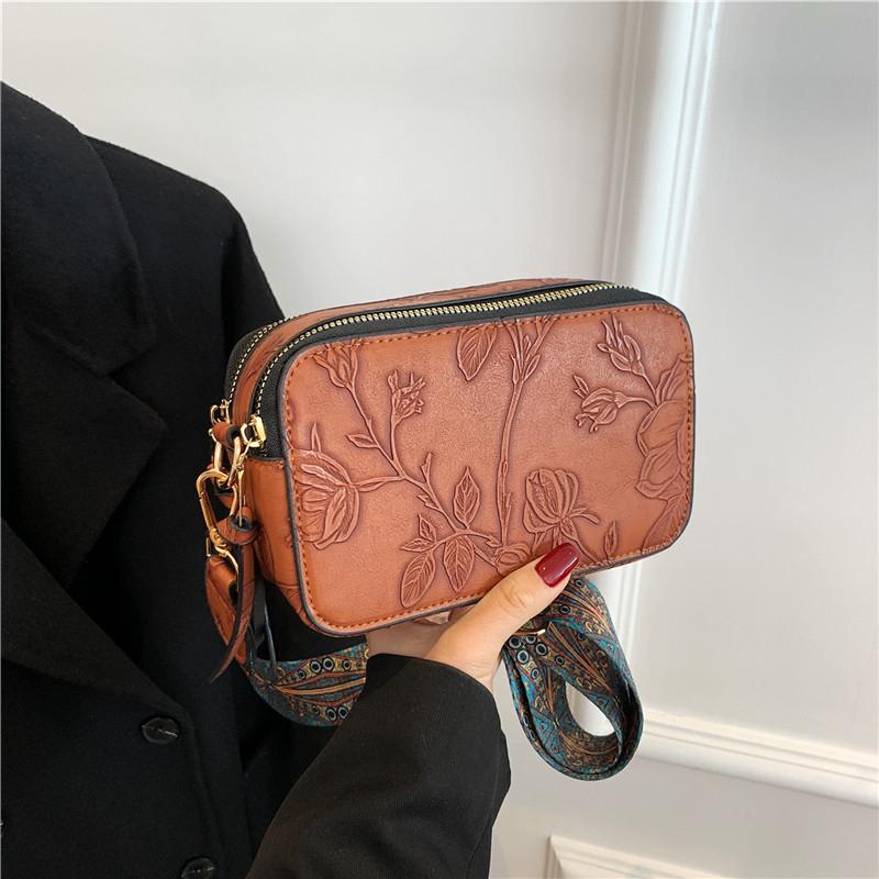 Retro Embossed Craft Small Crossbody Bag Women'S Wide Shoulder Strap Oblique Shoulder Bag Purses